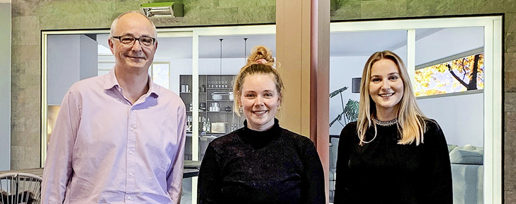 Malti Marek (Mitte) mit Wolfgang Fäßle, kaufmännischer Leiter (links), und Svenja Droege, Team-Leitung Human Resources (rechts)