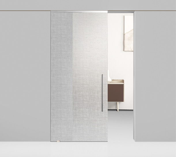 Madras Graffiti wird im Format 2400 × 3210 mm in den Stärken 6/8/10 mm hergestellt. So lassen sich Türen fertigen, bei denen eine Höhe gewünscht ist, die größer als die Standardhöhe ist.