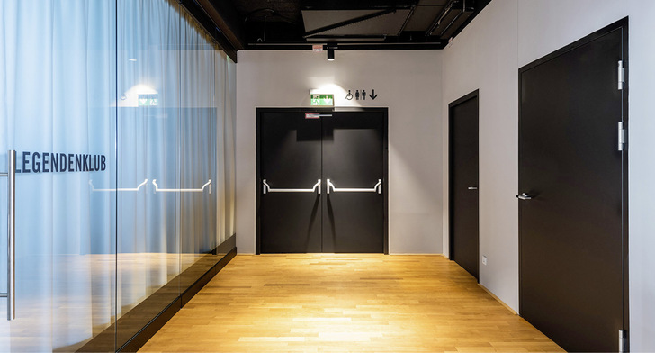 Diese 2-flügelige Stahltür ist mit Anti-Panikbalken ausgerüstet. Die Betätigungsstange sorgt in Ausnahme­situationen für eine schnelle Öffnung des Fluchtwegs.