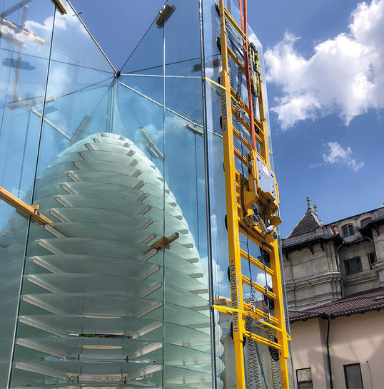 Die Scheibenmontage des Brâncuși-Pavillon im ­Craiova Art Museum stellte mit ihren bis zu 12 m langen Gläsern höchste ­Anforderungen an die Monteure und die Hebetechnik. - © Foto: Heavydrive
