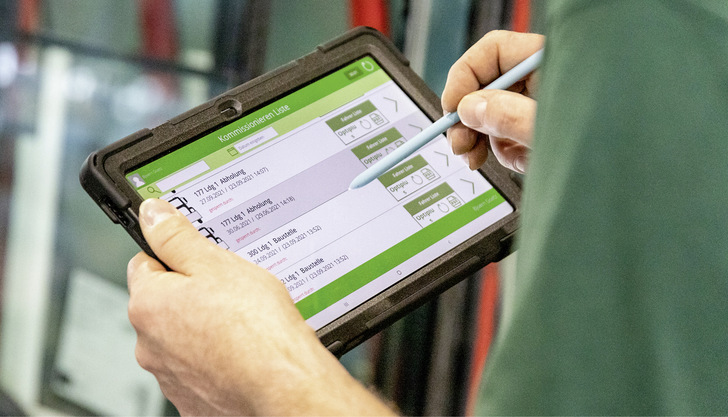 Mit der Hegla App haben die Techniker und die Verantwort­lichen den ­Zugriff auf alle Wartungs-­Informationen und können schnell reagieren. - © Foto: Hegla GmbH
