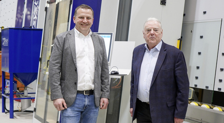 In der Werkhalle bei Glas Gasperlmair: Franz Schachner von systron (l.) mit Josef Gasperlmair vor der neuesten von vier proHD Glasbearbeitungszentren. - © Foto: systron GmbH / Anita Gerstmayr
