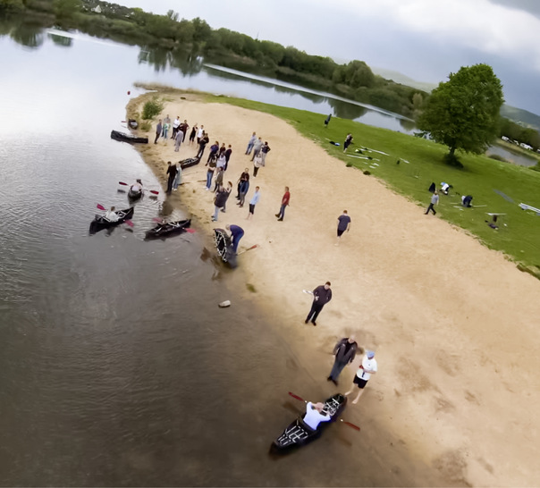 Gute Teamarbeit: Sieben Teams bauten sieben Boote und alle Teilnehmer blieben dabei trocken.