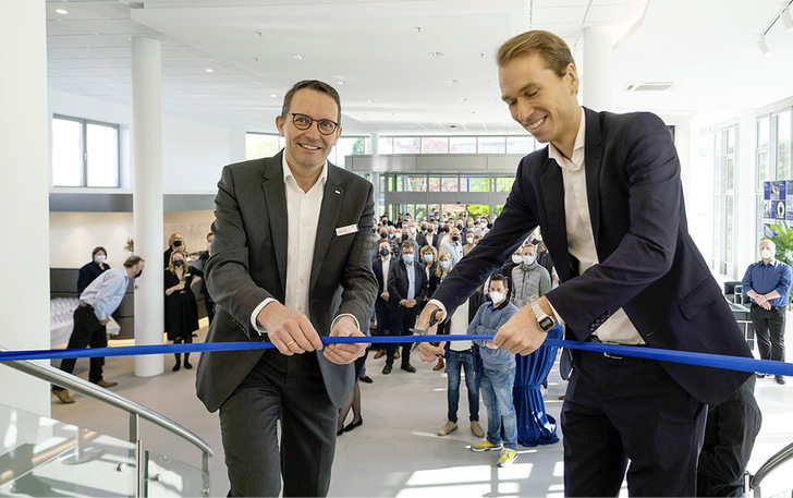 Im Rahmen einer offiziellen Feier eröffneten die heroal Geschäfts­führer Dr. Max Schöne und Jürgen Peitz (v. r.) den neu gestalteten Showroom am Firmenstandort Verl. - © Foto: Heroal
