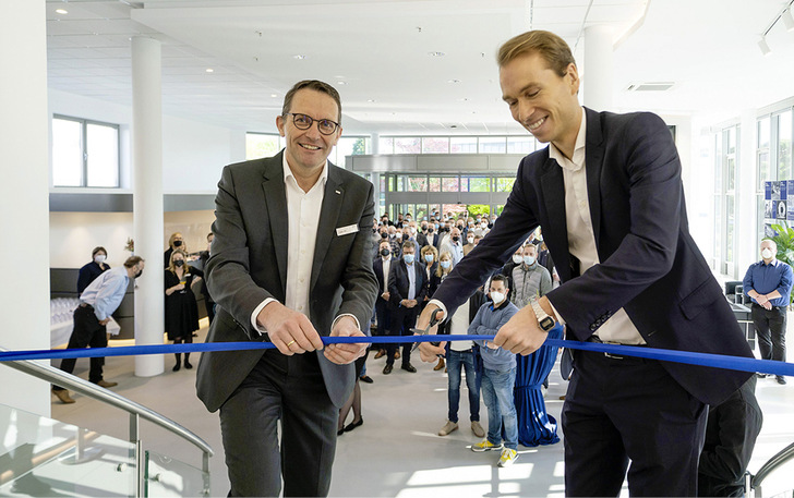 Im Rahmen einer offiziellen Feier eröffneten die heroal Geschäfts­führer Dr. Max Schöne und Jürgen Peitz (v. r.) den neu gestalteten Showroom am Firmenstandort Verl.
