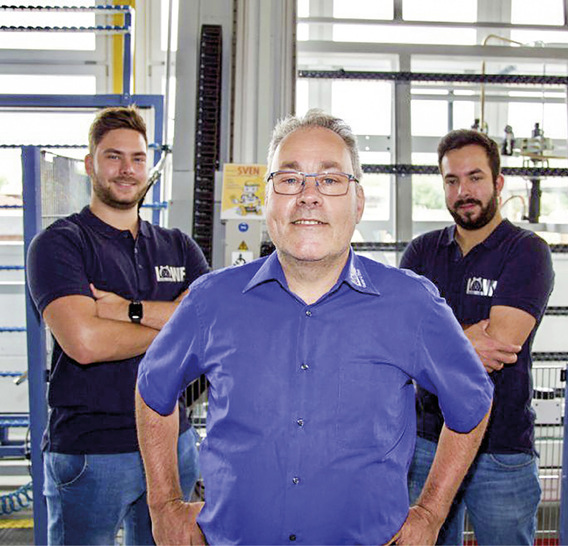 Leo Löffler – und auch die nächste Generation ver­treten durch die Söhne Leonard und Fabian– sind mit Leidenschaft und Akribie bei der Optimierung der Fensterkonstruktionen durch die Klebetechnik. - © Foto: Daniel Mund / GLASWELT
