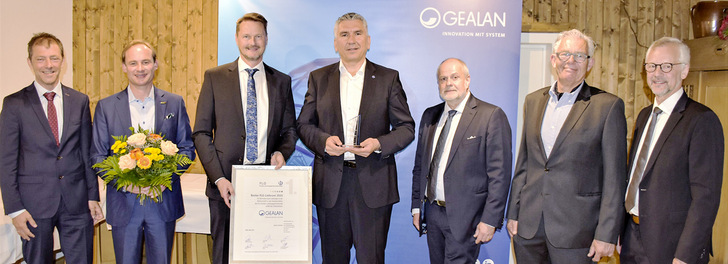 Gealan erhält den Lieferanten-Oscar der Fenster- Leistungsgemeinschaft GmbH. v. l.: Josef Huber, Florian Kneer, Stefan Brömse, Ivica Maurović (CEO Gealan), Thomas Hildenbrandt (FLG-Geschäftsführer), Jan M. Krebbers und ­Reiner Stöckel - © Foto: Daniel Mund / GLASWELT
