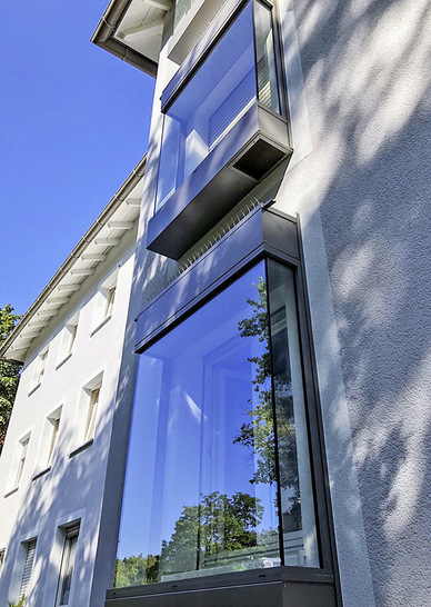 Der verglaste Schallschutzkasten mit Stahlrahmen kann auf Wunsch zusätzlich mit Luftgütesensoren und einer aktiven Lüftung ausgestattet werden. Auch die Rahmenfarbe lässt sich individuell wählen.