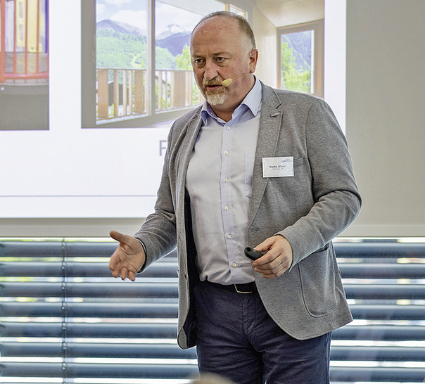 Martin Stöger gab in Löningen einen Überblick zu den neuesten Remmers P﻿roduktentwicklungen in Bezug auf Nachhaltigkeit.