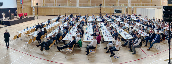 Über 300 Partner des Fensterbauers Gugelfuss aus Elchingen kamen in der Brühlhalle zusammen. - © Foto: Daniel Mund / GLASWELT
