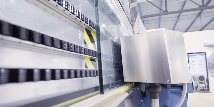 Die automatische Einstellung der Schleifscheibe der n﻿euen ELB 11/4 Kanten­bearbeitungs-Anlage von Bovone kann in drei verschiedenen Modi erfolgen.