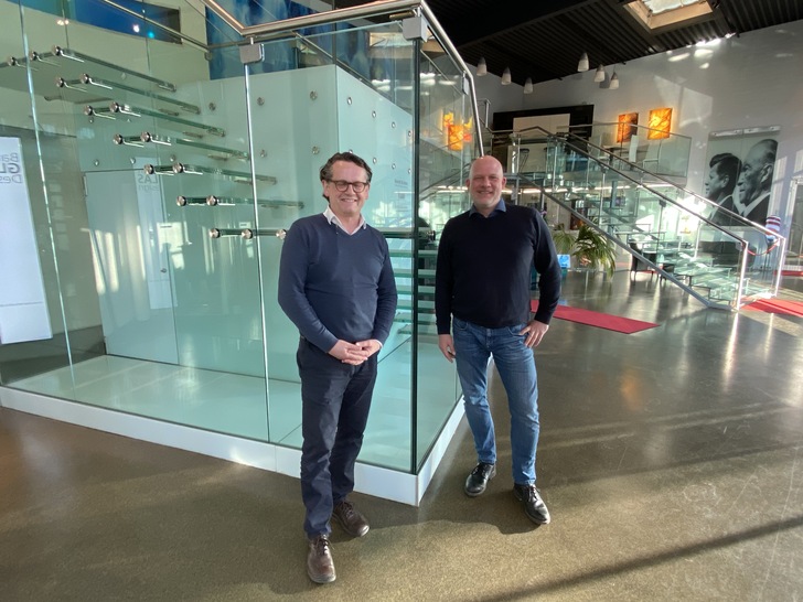 Zu Besuch bei BarteltGlasBerlin: Technischer Geschäftsführer Robert Horn (r.) mit Josip Turkalj, Vertriebsleiter Glasveredelung - © Matthias Rehberger / GLASWELT
