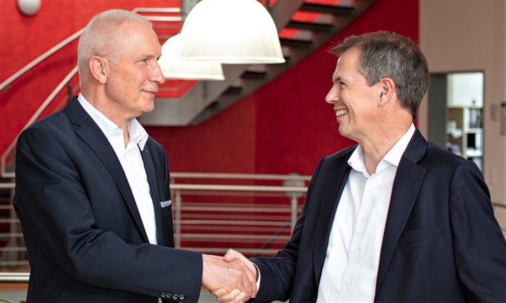 Günter Krohn (links) tritt nach mehr als 14 Jahren Hanno-Geschäftsführung in den Ruhestand und gratuliert Volker Brock (rechts) zur Nachfolge. - © Hanno Werk GmbH & Co. KG
