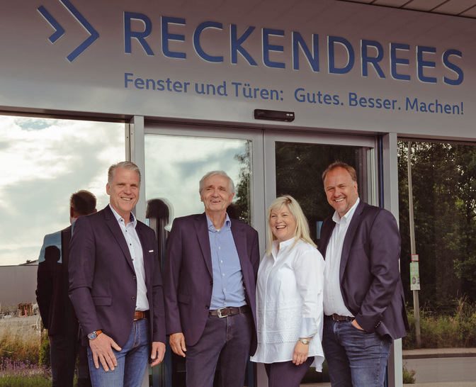 Nach dem Share Deal zwischen den Verler Fensterbauunternehmen präsentieren sich (von rechts nach links): Thomas Schröder, geschäftsführender Gesellschafter der EGE-Unternehmensgruppe, Kirstin Reckendrees, Ex-Inhaberin der Reckendrees Bauelemente GmbH, Wolfgang Nossek und Gregor Biermann, scheidender und neuer Geschäftsführer der Reckendrees Bauelemente GmbH. - © Reckendrees Bauelemente
