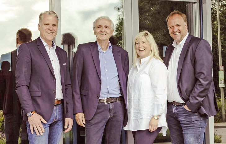 Nach dem Share Deal zwischen den Verler Fensterbauunternehmen präsentieren sich (von rechts nach links): Thomas Schröder, geschäftsführender Gesellschafter der EGE-Unternehmensgruppe, Kirstin Reckendrees, Ex-Inhaberin der Reckendrees Bauelemente GmbH, Wolfgang Nossek und Gregor Biermann, scheidender und neuer Geschäftsführer der Reckendrees Bauelemente GmbH.