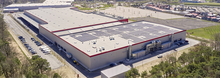 Rund 2000 Solarpanels auf dem neuen Logistik- und Produktionszentrum in Wertheim sorgen für bis zu 80 % des täglichen Energiebedarfs.