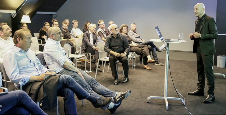 Prof. Amandus Samsøe Sattler, Präsident der Deutschen Gesellschaft für ­Nach­hal­tiges Bauen (DGNB e.V.) beim Vortrag. - © Foto: Hella
