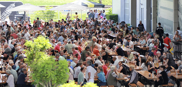 Tausende Besucher strömten am Tag der ­offenen Tür bei sonnigem Wetter auf das Gelände, um Streetfood-Festival und exklusive Einblicke zu ­genießen.