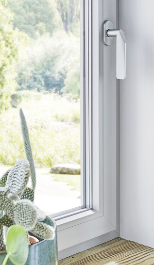 Das Greta-Fenster mit der grauen Beton-Optik - © Foto: Salamander Industrie-Produkte GmbH
