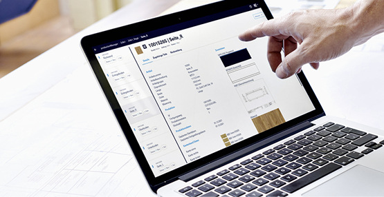 Ganz gleich, ob die Mitarbeiter in der Arbeits­vorbereitung, in der Produktion oder auf Montage beim Kunden sind: Mit der „digitalen Auftragsmappe“ hat ab sofort jedermann Zugriff auf alle Informationen zu jedem Auftrag in Echtzeit.