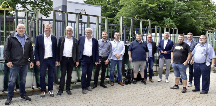 Blicken zufrieden auf das Investitionsprojekt zurück: Jan Megier (ProLogic), Josef Hochholzer (Aigner), Stefan Röder (Weinig), Helmut Bundschuh (Aigner), David Eberhardt (Weinig), Michael Max (Range+Heine), Stephan Müller (Müller Holzbearbeitung GmbH), Oliver Hombrink (Nüssing), Dietmar Tölle (Nüssing), Matthias Müller, Richard Mölk (Adler-Werk Lackfabrik) und Heinrich Müller. - © Foto: Daniel Mund / GLASWELT
