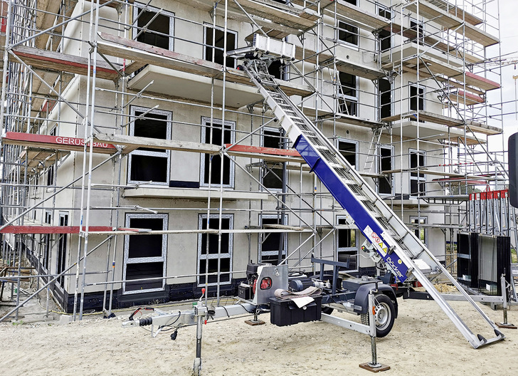 Der Junior HD 24 befördert Fenster, Türen und Gläser bis in Höhen von 23,7 m. - © Foto: Böcker Maschinenwerke GmbH
