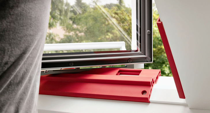 Dank des Protect Tools kann der Fensterflügel bei der Montage auf dem Blend­rahmen abgesetzt werden, ohne Beschädigungen zu riskieren. - © Foto: Velux Deutschland GmbH
