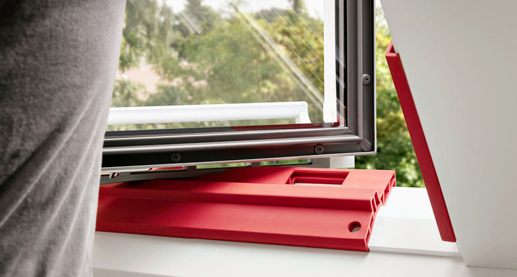 Dank des Protect Tools kann der Fensterflügel bei der Montage auf dem Blend­rahmen abgesetzt werden, ohne Beschädigungen zu riskieren.