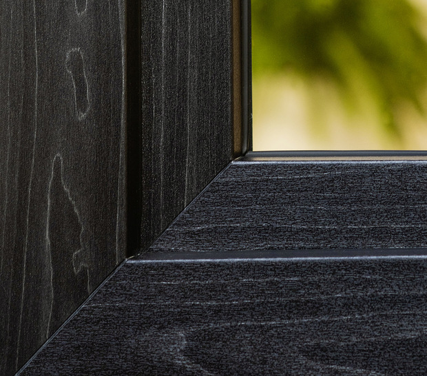 Das neue Dekor Exofol PX Yakisugi basiert auf einer alten japanischen Handwerksmethode zur Holzkonservierung.
