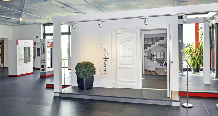 Die Fenster- und Türenausstellung in Meldorf erstrahlt jetzt im neuen Glanz und mit einem etwas anderen Konzept.