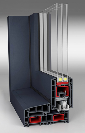Ausgestattet mit einem 4/6-Kammerprofil und ­einer Flügelbautiefe von 70 mm bietet ﻿die neue Terrassen­tür Smart Slide Platz für 2- und 3-fach-Verglasungen.