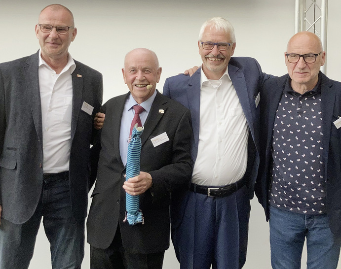 Übergang vollzogen: Heinz Blumenstein (2.v.l.) tritt von der Bühne, ­Eduard ­Appelhans (rechts daneben) übernimmt die Geschäftsführung. 
Weiter im Vorstand: ­Karsten Häber (l.) und Rainer Rutsch. - © Foto: Daniel Mund / GLASWELT
