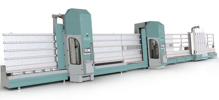 Die combiFin.com Bearbeitungslinie ist eine Maschinen-Kombination zur Komplettbearbeitung von Glas. Hier wird die GLX mit einem M-RX Bohr-/Fräszentrum oder mit einer RX-Bohrmaschine kombiniert.