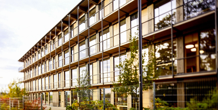 Die im Schulzentrum verbauten 3-fach-Isoliergläser vom Typ Solarlux A70 bieten neben dem Sonnenschutz auch Schallschutz und erhöhte Sicherheit durch den Aufbau mit VSG. Geliefert wurden die Scheiben von Glas Natter.