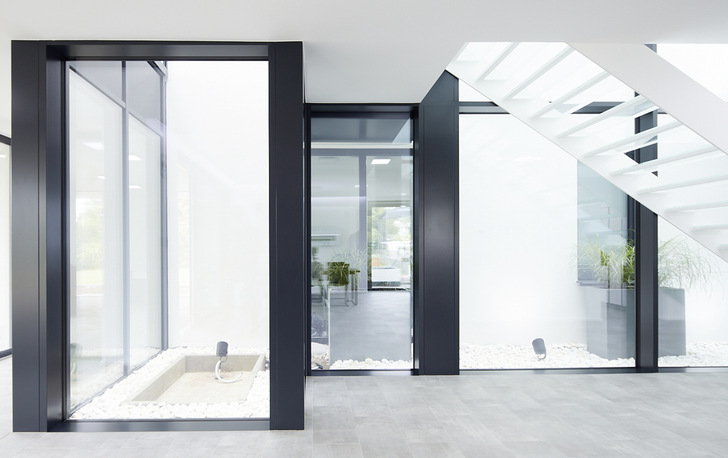 Hell und einladend: Die ­großen Fassadengläser ­lassen viel Licht und Sonne in die Räume dieses Einfamilienhauses im Saarland.