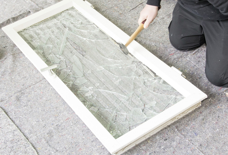 Schritt 01: Das alte Einfachglas wird von einer Fineo zertifizierten Tischlerei oder einem Fensterbauer ausgeglast. Hier ist das Tischlerei Berg aus Overath (bei Köln). - © Foto: Fineo Glass
