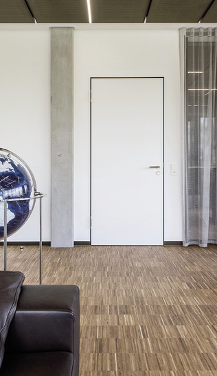 Das geradlinige und schnörkellose Design der schwarz eloxierten Küffner Aluminium-Zargen folgt einer minimalistischen Formensprache.