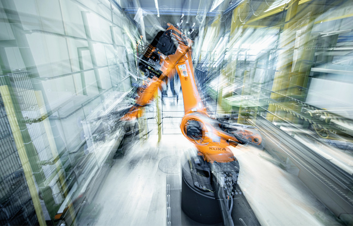 Automatisierung sowie der Einsatz von Robotern unterstützen den Glas-Betrieb, wenn die Fachkräfte fehlen. - © Foto: Glaszentrum Dortmund / Kevin Schrief
