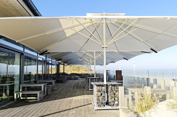 Der Schirmständer Multicube 80 sorgt nicht nur bei der Maximalgröße von 5 × 7 m für festen Halt, sondern schafft auch zusätzliche Stehplätze für die Bewirtung der Gäste.