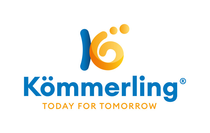 Das neue Kömmerling Logo zeigt in abstrahierter Form natürliche Elemente wie Sonne und Wasser und nimmt den Aspekt der Zirkularität auf. - © Profine Group
