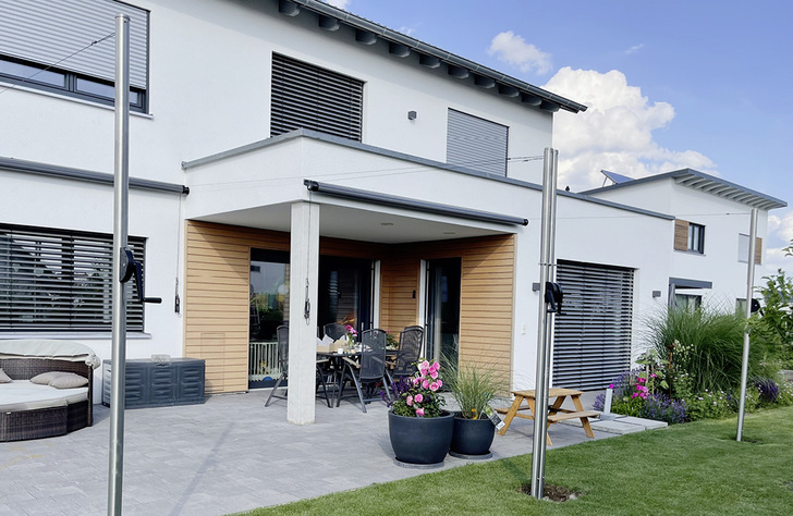 Eingefahren wird das Sonnensegel fast unsichtbar, denn nur die schlanken Edelstahlposten sind noch zu sehen. Die Stahlseile verlieren sich dabei optisch.