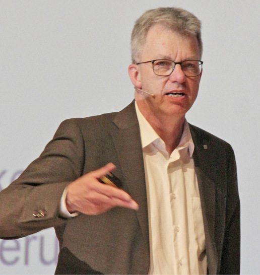 Institutsleiter Prof. Jörn Peter Lass erläuterte, welche Normen, Regeln und Zertifikate für mehr Nachhaltigkeit, Recycling und weniger CO2-Emissionen in Zukunft von Bedeutung sind. - © Foto: Ift Rosenheim
