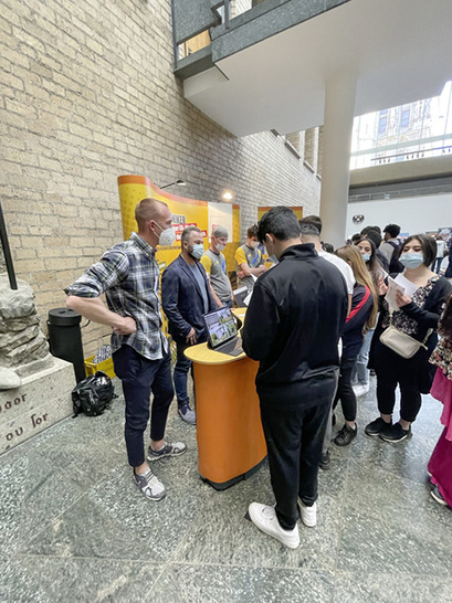 Obermeister Andre Urban und Vorstandsmitglied Karsten Elter haben die interessierten Schüler beraten. - © Foto: Olaf Vögele
