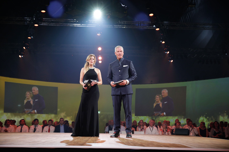 Zu den Highlights zählten die beiden Gala-Abende am 23. und 24. Juni. Die Moderatorin Maxi Sarwas führte durch den Programm-Abend, der geschäftsführende Gesellschafter Dr. Peter Mrosik präsentierte die neue Kömmerling-Marke.