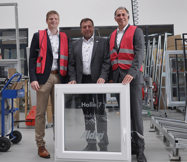 Jan-Peter Albers, Stefan Limberg und Hanjo Junkelmann (v. re.) in der Halle 7 bei Aldra. - © Aldra Fenster und Türen GmbH
