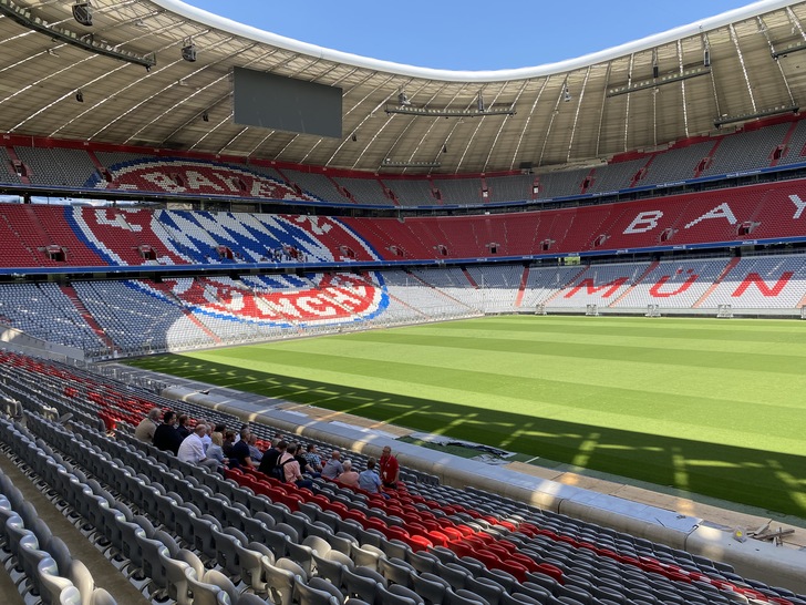 Beste Plätze für die Besucher: Auch in der Allianz Arena in München konnten die Fachhändler nach den Vorträgen die Stadion Atmosphäre genießen. - © Simonswerk

