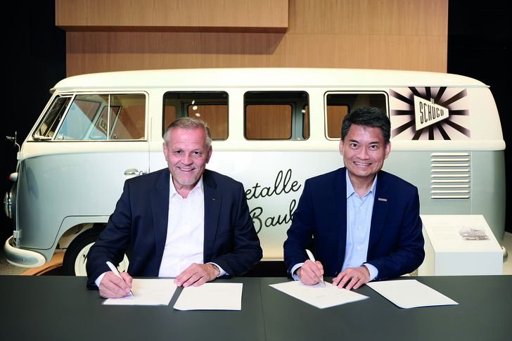 Freuen sich auf die gemeinsame Zusammenarbeit: v. l.: Schüco-CEO Andreas Engelhardt und Jim-Heng Lee, CEO von dormakaba.