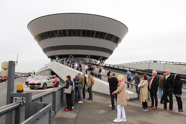 Auf dem Leipziger Porsche-Gelände: Im „Porsche Diamant“ fand die zweite Abendveranstaltung des Flachglas MarkenKreis Gesamttreffens statt.