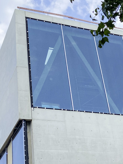 Die bis dato größten VSG Scheiben, die mit der neuen Vogelschutzfolie ausgestattet sind, findet man in Köln. Gefertigt wurden die Scheiben von Thiele Glas. - © Matthias Rehberger
