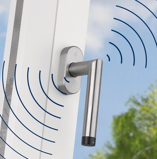 Der eFenstergriff ConnectSense von Hoppe bietet umfangreiche Funktionen für die Überwachung der Fensterzustände im Smart Home - © Hoppe
